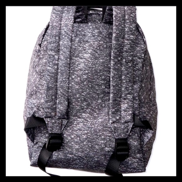 💕P͙I͙N͙K͙ V͙S͙ Mini Backpack With 4 Pins NWT💕 - Picture 2 of 2